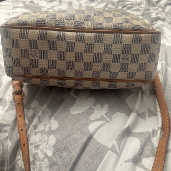 Louis Vuitton - Picture 3 of 8